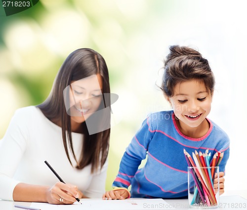 Image of mother and daughter drawing