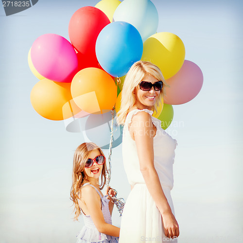 Image of mother and child with colorful balloons