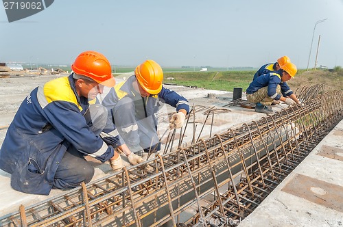 Image of Workers mount bridge span