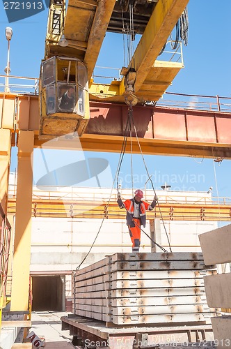 Image of Slinger accepts plates at crane operator