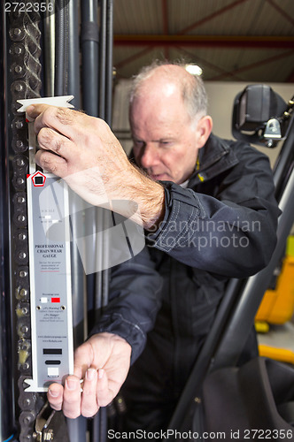 Image of Measuring the chain. 