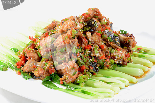 Image of Chinese Food: Fried fish head pieces with green vegetables