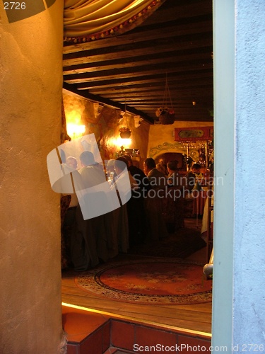 Image of crowd in a restaurant