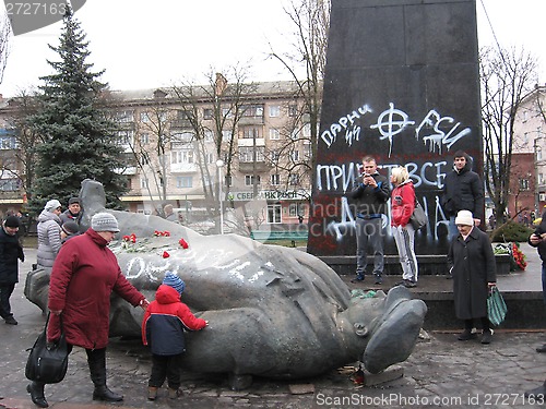 Image of thrown monument to Lenin in Chernigov in February 22, 2014