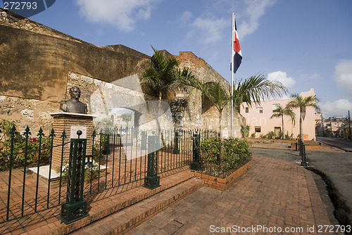 Image of patriotic park with statue santo domingo