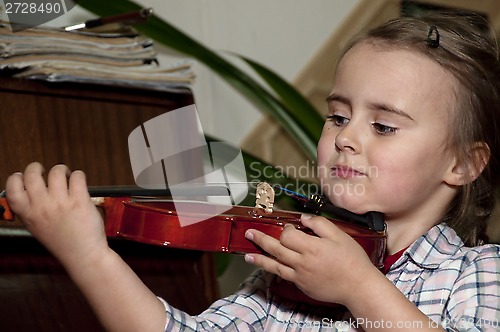 Image of cute little gilr with violin- first step