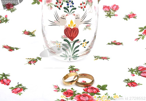 Image of Arrangement with wedding rings