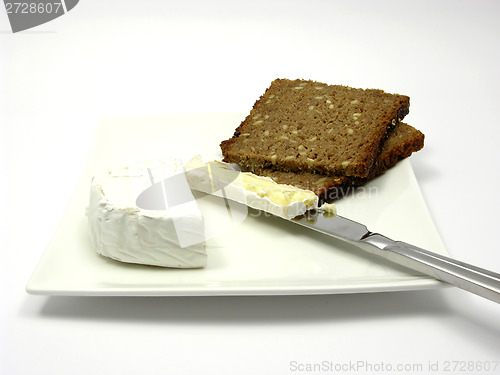 Image of Wholemeal bread with camembert cheese on a plate with knife