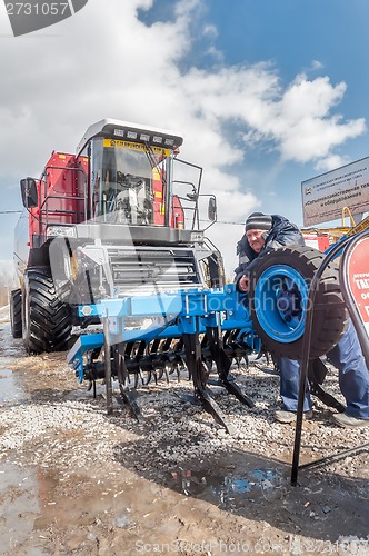 Image of Grain-harvesting self-propelled harvester & driver