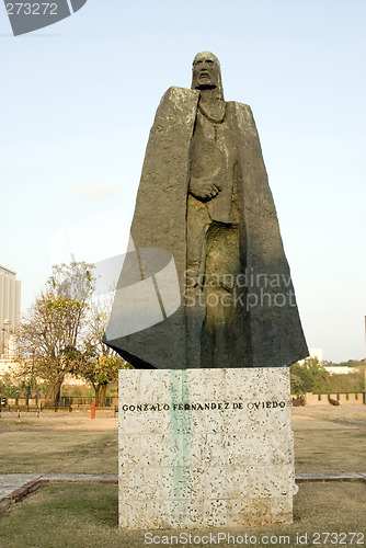 Image of statue of gonzalo fernandez de oviedo