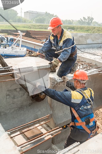 Image of Workers mouning bridge span