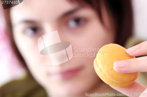 Image of Women with apricot 