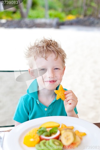Image of kid eating fruits