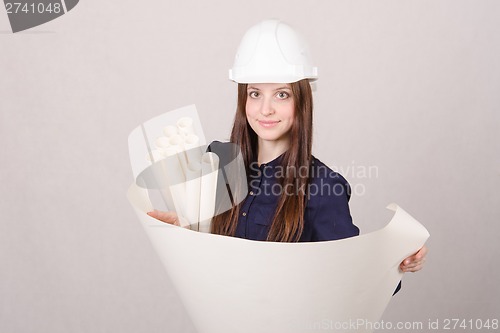 Image of Young girl looking project, deploying hands drawing