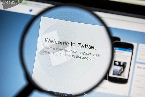 Image of Twitter website under a magnifying glass