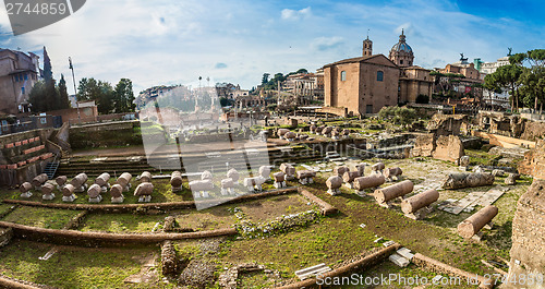 Image of Roman ruins in Rome.