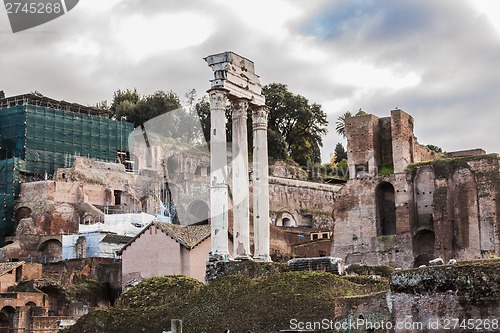 Image of Roman ruins in Rome.