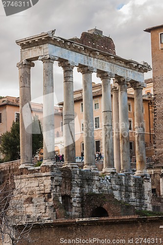 Image of Roman ruins in Rome.