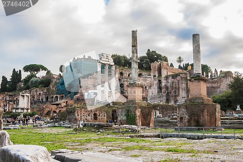 Image of Roman ruins in Rome.