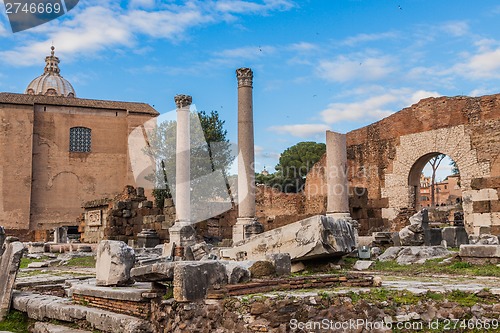 Image of Roman ruins in Rome.