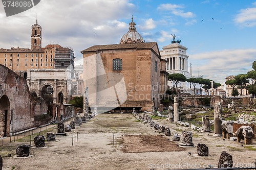 Image of Roman ruins in Rome.