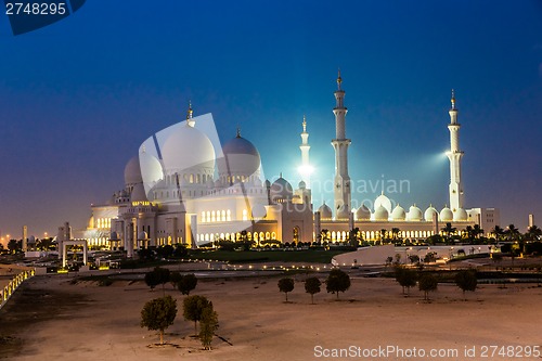 Image of Sheikh Zayed Mosque at night. Abu Dhabi, United Arab Emirates