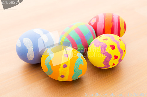 Image of Kid drawing easter egg