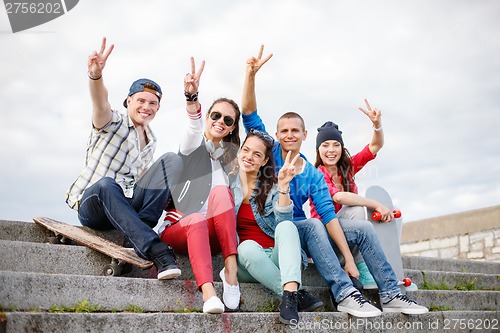 Image of group of smiling teenagers hanging out