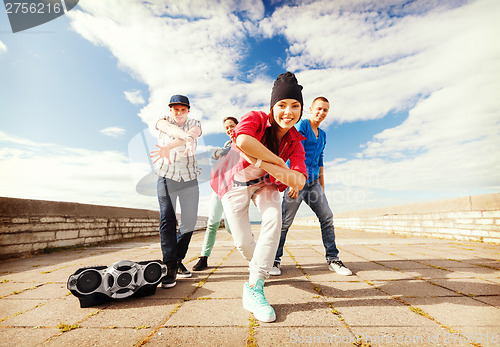 Image of group of teenagers dancing