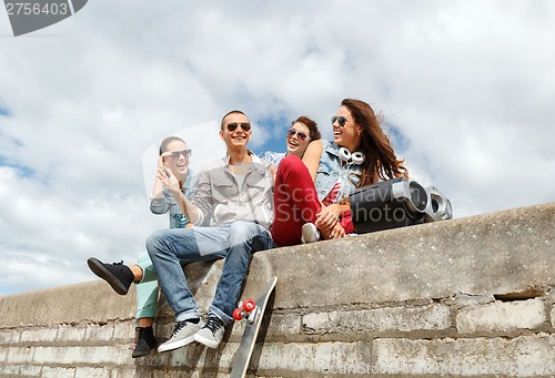 Image of group of smiling teenagers hanging out