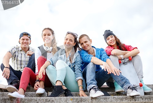 Image of group of smiling teenagers hanging out