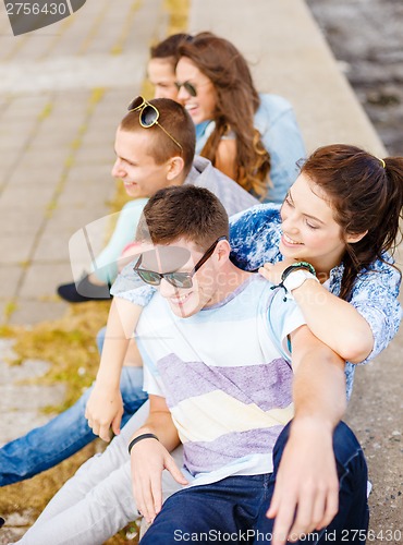 Image of group of smiling teenagers hanging out