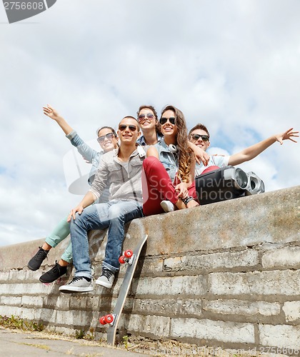 Image of group of smiling teenagers hanging out