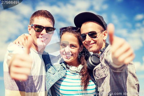 Image of smiling teenagers showing thumbs up