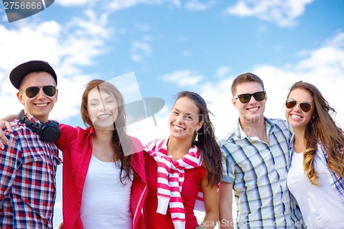 Image of group of smiling teenagers hanging out