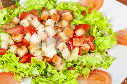 Image of Vegetable salad with crackers