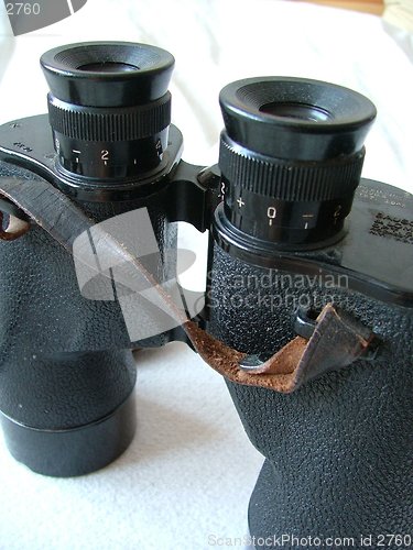 Image of binoculars