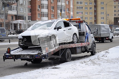 Image of Evacuation of the beaten car on the wrecker.