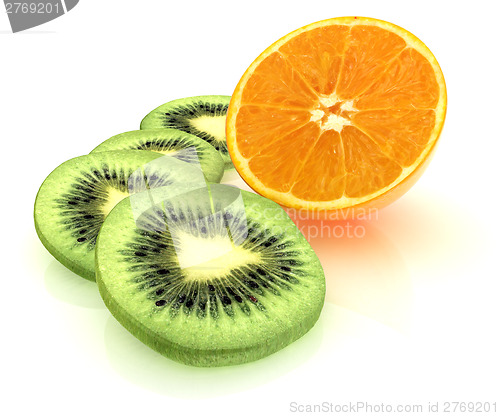 Image of slices of kiwi and half orange