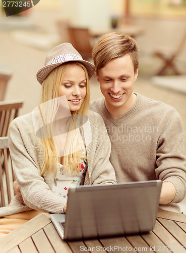 Image of couple with laptop in cafe