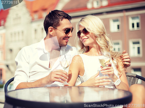 Image of couple drinking wine in cafe