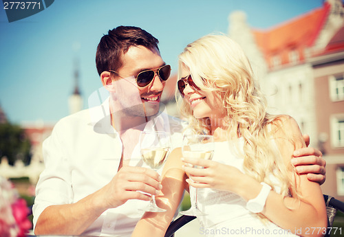 Image of couple drinking wine in cafe