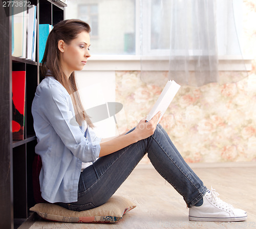 Image of student studying in the library