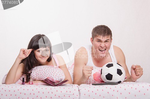 Image of Man watches football fanatic wife goes crazy already