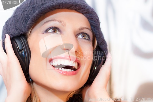 Image of Blonde lady listening to the music.