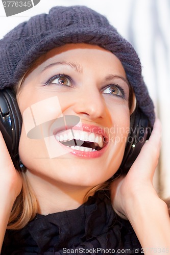 Image of Blonde lady listening to the music.