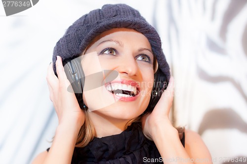 Image of Blonde lady listening to the music.