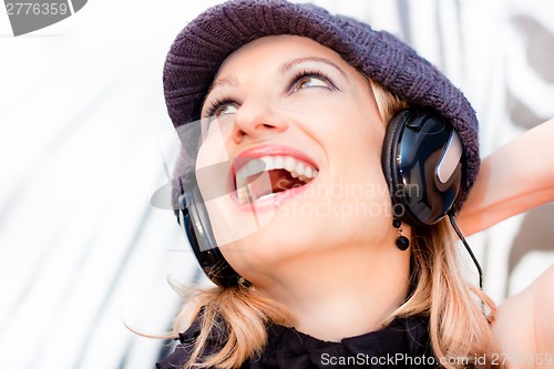 Image of Blonde lady listening to the music.