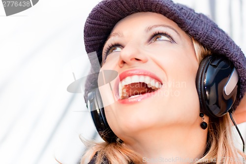 Image of Blonde lady listening to the music.