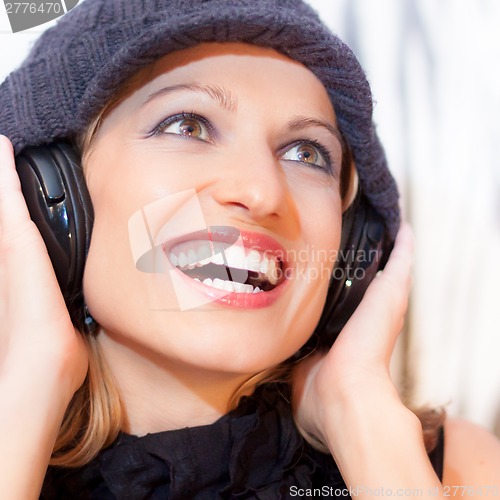 Image of Blonde lady listening to the music.